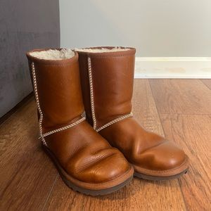Authentic UGGs in genuine leather and cream fur lining